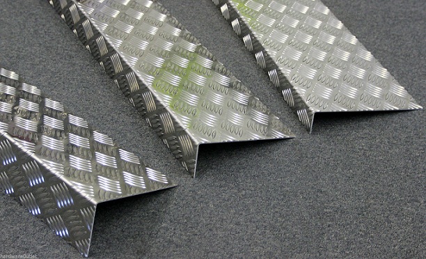 Nhôm Gân Chống Trượt